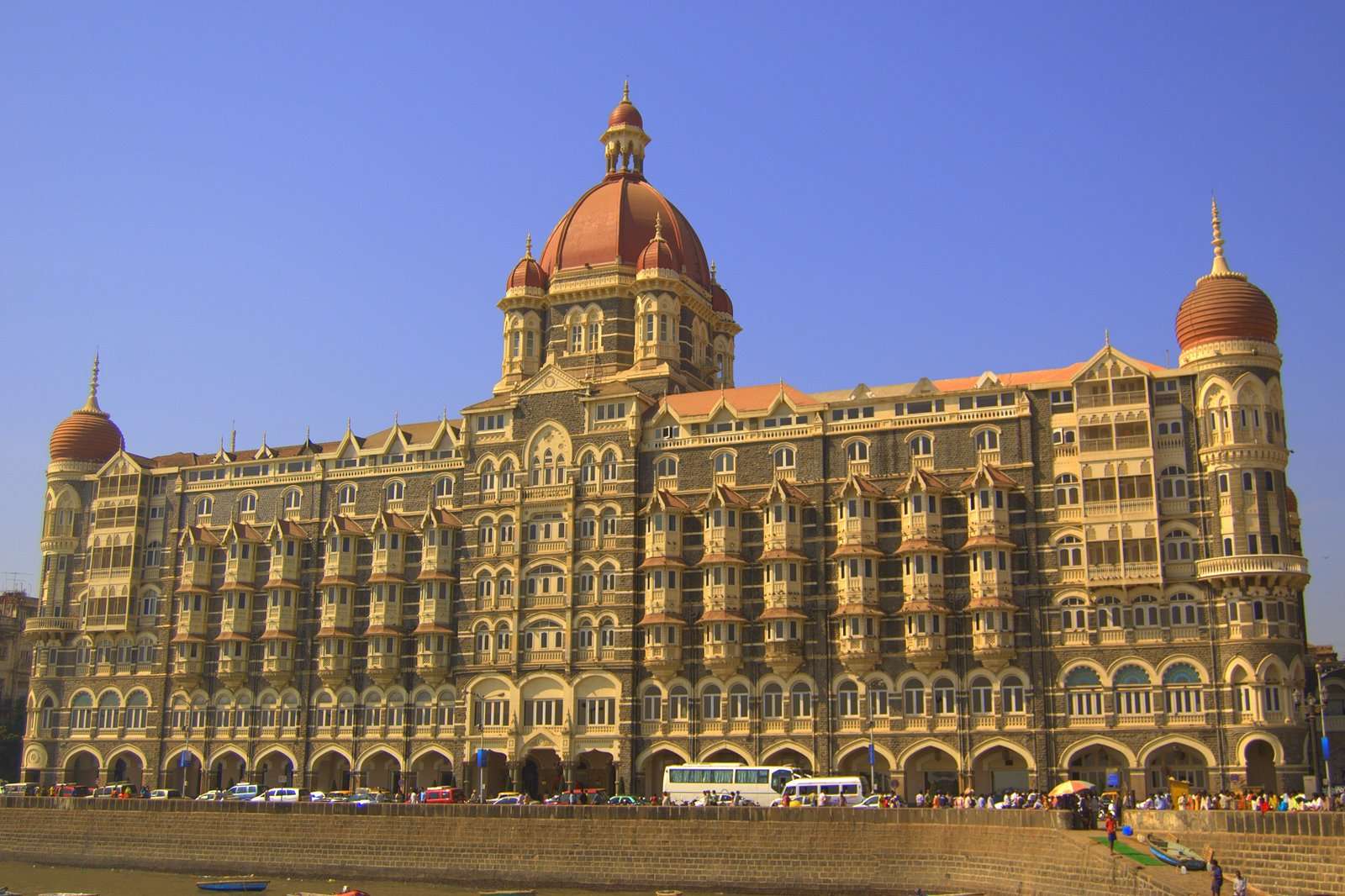 taj-mahal-hotel-mumbai-has-a-minor-fire-8192