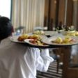 Angajaţii din hoteluri și restaurante au cele mai mici salarii