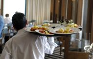 Angajaţii din hoteluri și restaurante au cele mai mici salarii