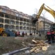 Au început demolările hotelurilor fără autorizaţie de construire