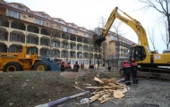 Au început demolările hotelurilor fără autorizaţie de construire