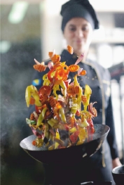 Bucatarul_la_conducerea_restaurantului_e_ca_amiralul_pe_puntea_de_comanda-2