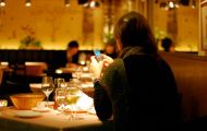 Trend: Tot mai mulți oameni servesc singuri masa la restaurant