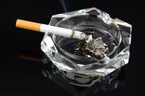 Analiză: Cine câştigă şi cine pierde din interzicerea fumatului?