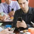 Un lanț de restaurante vrea să-i determine pe români să renunțe la telefonul mobil pe durata mesei