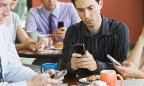 Un lanț de restaurante vrea să-i determine pe români să renunțe la telefonul mobil pe durata mesei
