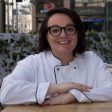 O femeie preia conducerea bucătăriei Caffe Citta din incinta Radisson Blu