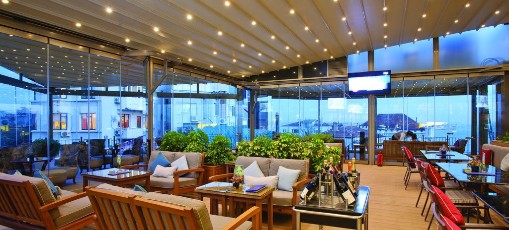 Se simte diferența de temperatură pe terasă?  Prelungește sezonul terasei tale și în anotimpul rece!