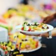 Cine beneficiază de 5% TVA destinată serviciilor de restaurant și catering?