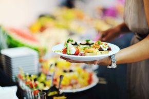 Cine beneficiază de 5% TVA destinată serviciilor de restaurant și catering?