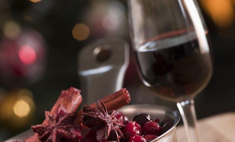 Arome de gutui, scorțișoară…vin fiert și colinde!