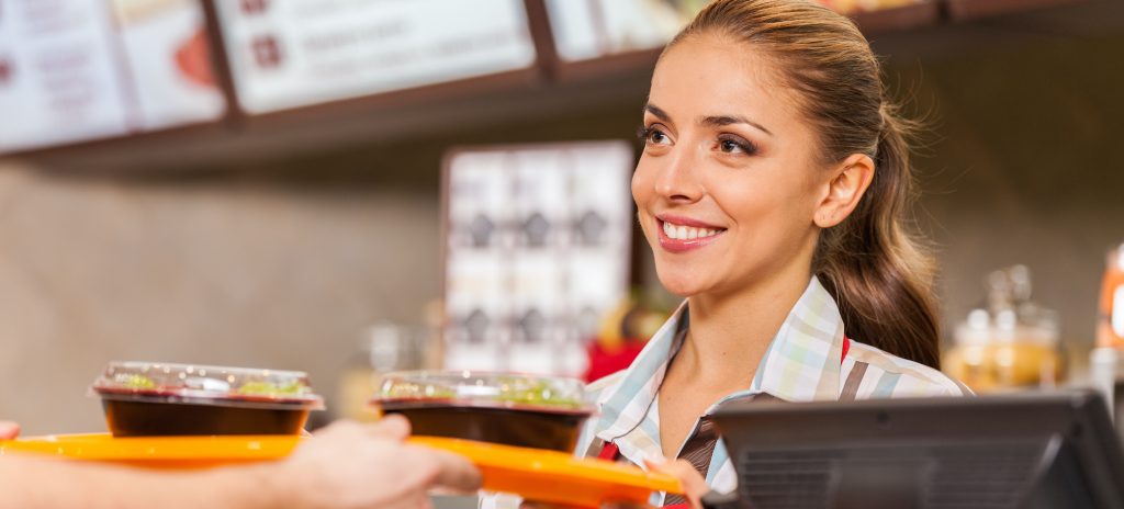 Un nou standard în industria fast-food: meniuri digitale și ecrane în bucătărie