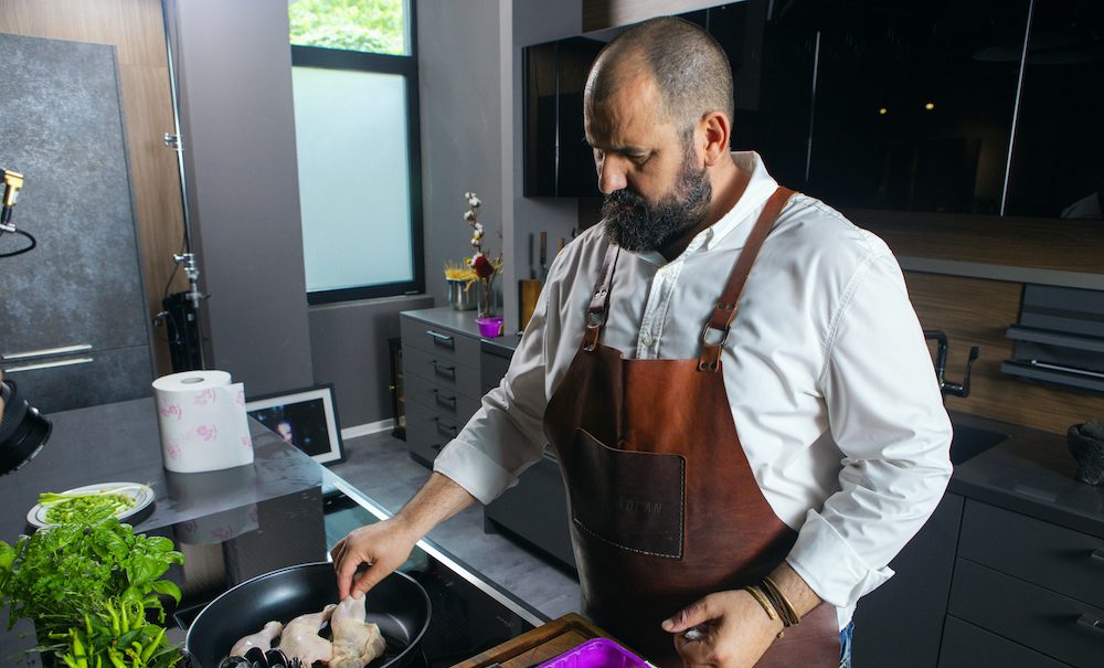 10 cursuri de gătit carne de pui cu Chef Adi Hădean: concursul Familia Safir